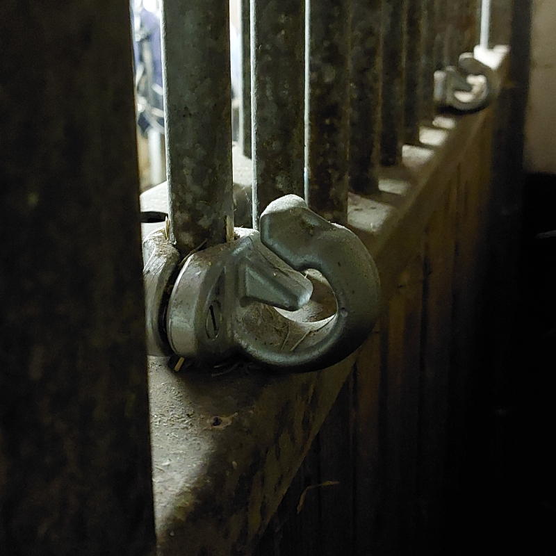 Crochet à foin sécurisé